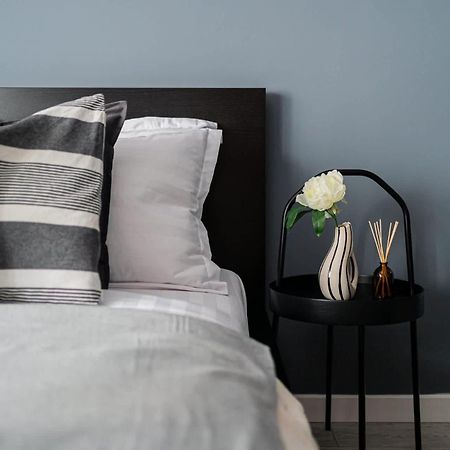 Chic Black & White 2Br Retreat On Dambovitei Bucharest Luaran gambar