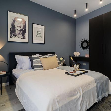 Chic Black & White 2Br Retreat On Dambovitei Bucharest Luaran gambar