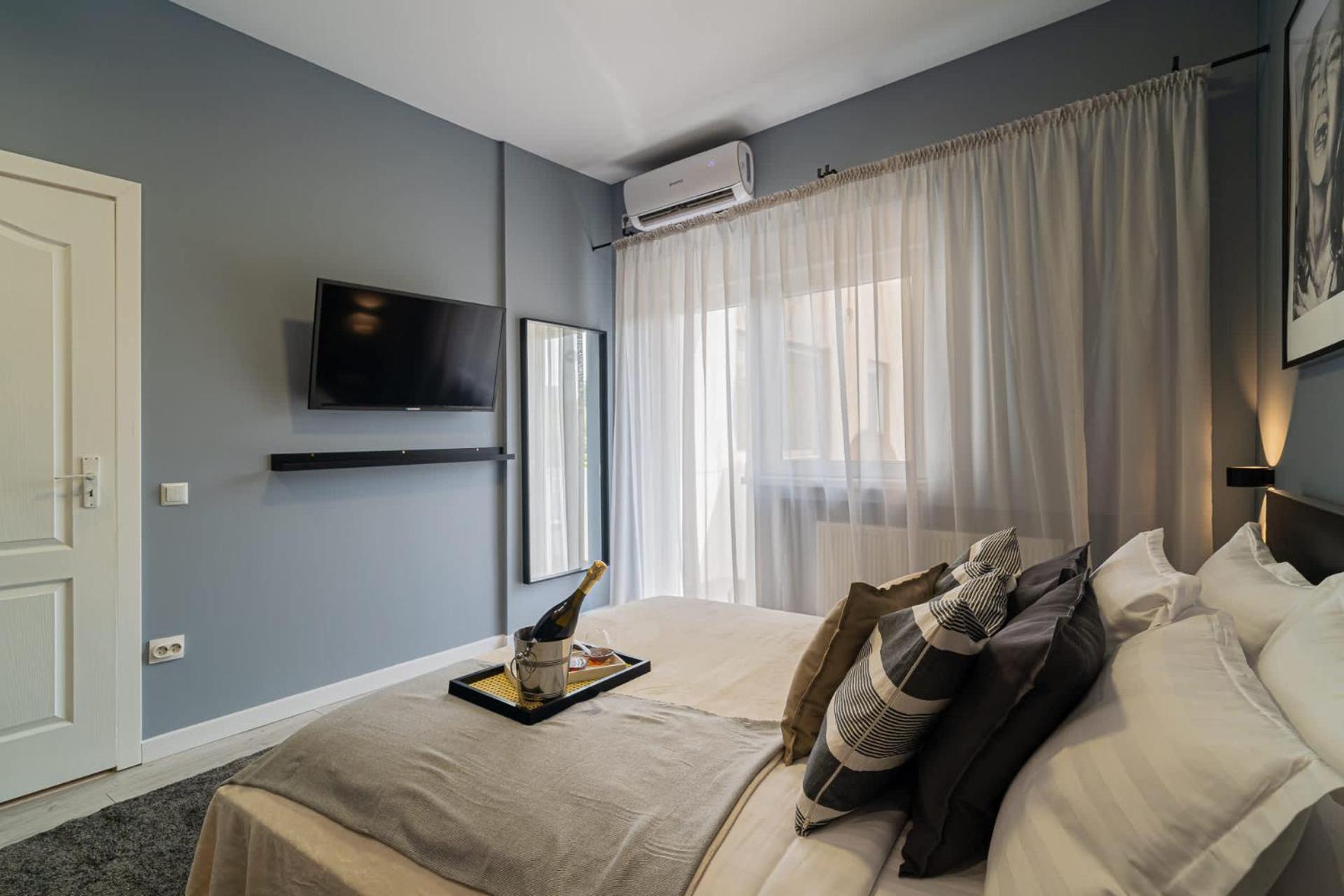 Chic Black & White 2Br Retreat On Dambovitei Bucharest Luaran gambar