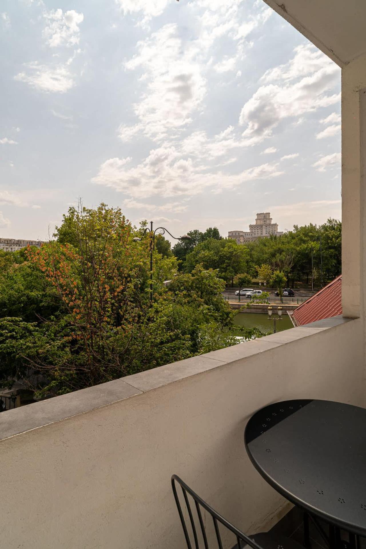 Chic Black & White 2Br Retreat On Dambovitei Bucharest Luaran gambar